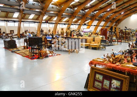 Foire à la brocante, marché couvert, stand d'antiquités à Marbella, Espagne Banque D'Images