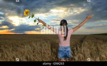 Femme se sentir libre dans un magnifique cadre naturel. Banque D'Images