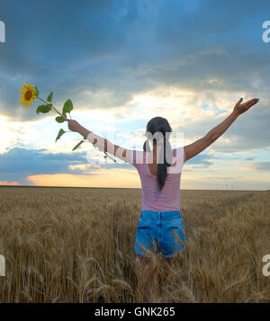 Femme se sentir libre dans un magnifique cadre naturel. Banque D'Images