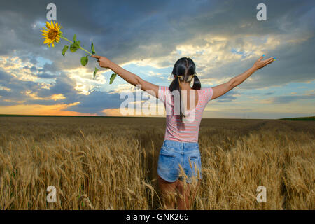 Femme se sentir libre dans un magnifique cadre naturel. Banque D'Images