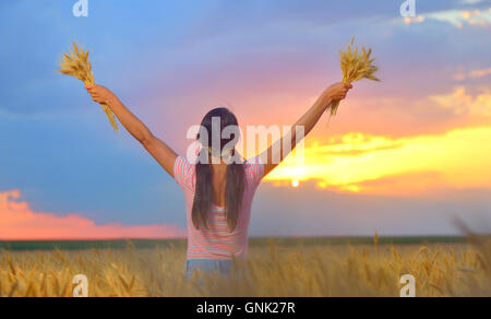 Femme se sentir libre dans un magnifique cadre naturel. Banque D'Images