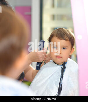 Tout-petit enfant obtenir sa première coupe Banque D'Images