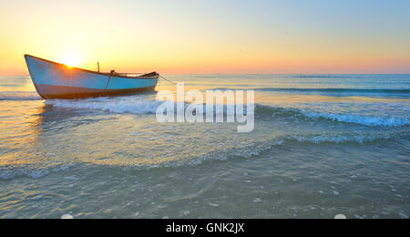 Bateau de pêche et le lever du soleil sur la mer Noire Banque D'Images