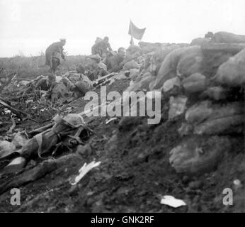 Bataille de Hooge 16 juin 1915. Les soldats écossais de Liverpool ont érigé un drapeau comme un marqueur de l'artillerie de montrer des armes que la zone a été capturé. La région était sur le côté est de l'Ypres en Flandre Banque D'Images