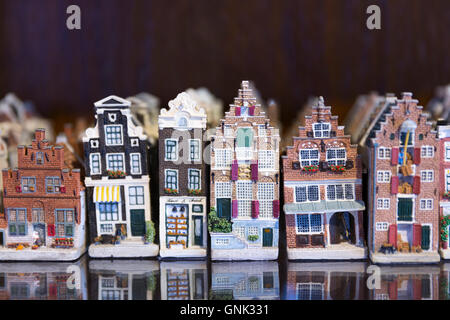 La poterie traditionnelle chine pittoresques maisons peintes en vente comme souvenirs et cadeaux à Delft shop à Amsterdam, Hollande Banque D'Images