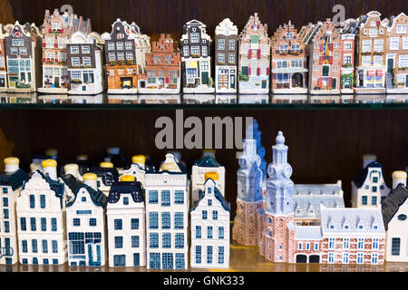 La poterie traditionnelle chine pittoresques maisons peintes en vente comme souvenirs et cadeaux à Delft shop à Amsterdam, Hollande Banque D'Images