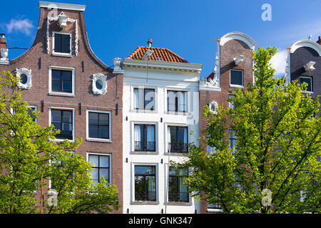 Architecture typiquement allemande maisons en bordure de rue à canal Herengracht à Amsterdam, Hollande Banque D'Images