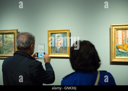 Visiteur utilisant smartphone pour photographier l'auto portrait par Vincent Van Gogh au Rijksmuseum, Amsterdam, Pays-Bas Banque D'Images