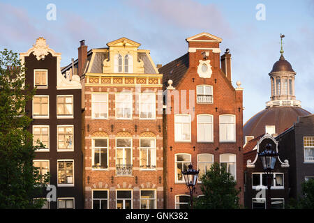 Pignons de l'architecture hollandaise traditionnelle des bâtiments au bord du canal Prinsengracht, à Amsterdam, Holland Banque D'Images