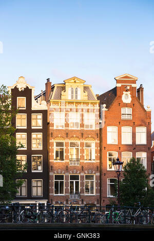 Pignons de l'architecture hollandaise traditionnelle des bâtiments au bord du canal Prinsengracht, à Amsterdam, Holland Banque D'Images