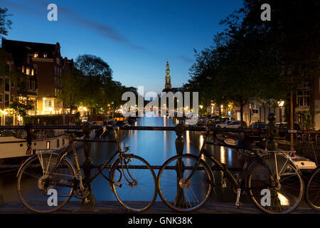 Scène du canal typique d'Amsterdam -, l'église Westerkerk et vélos le long du canal Prinsengracht à Amsterdam, Hollande Banque D'Images