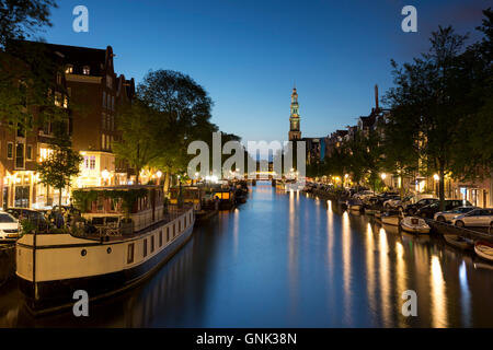 Scène du canal typique d'Amsterdam - l'église Westerkerk, canal et péniches le long de Prinsengracht à Amsterdam, Hollande Banque D'Images