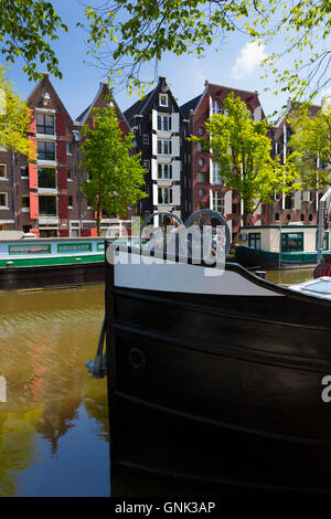 Péniche traditionnelle sur les canaux hollandais, Prinsengracht, à Amsterdam, Hollande, Pays-Bas Banque D'Images