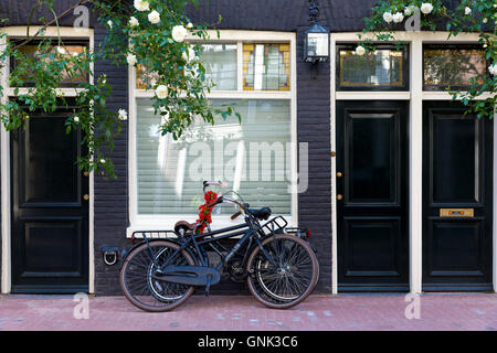 Bicyclettes et architecture traditionnelle dans le quartier branché de Jordaan Amsterdam, Holland Banque D'Images