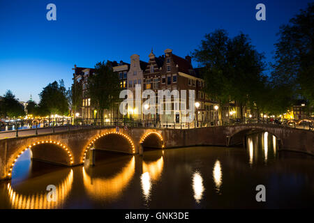 Ponts illuminés à Kaisersgracht et Leidsegracht, canal ring, quartier du Jordaan, à Amsterdam Banque D'Images