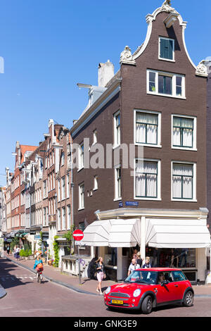 Le long Kaizersgracht mini-voiture rouge dans le quartier commerçant de Nine Streets, Amsterdam Banque D'Images