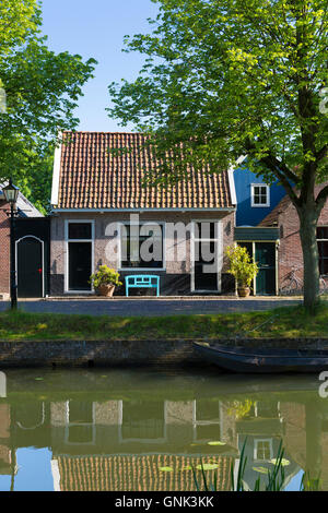 Façades de maisons pittoresques le long de la voie navigable du canal dans la ville d'Edam, Pays-Bas Banque D'Images