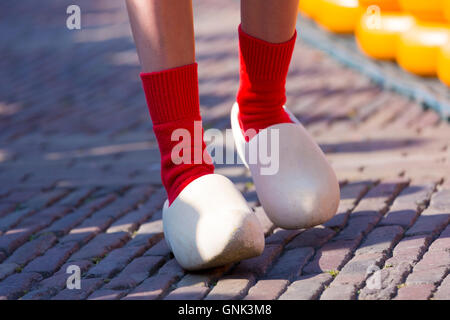 Sabots néerlandais chaussures et chaussettes traditionnels portés par femme Kaasmeisje marché du fromage, Alkmaar, Pays-Bas Banque D'Images