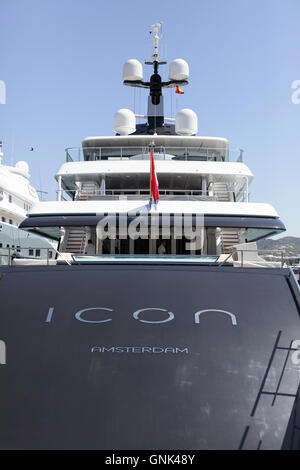 L'icône de yacht de luxe dans les ancrages dans le port à Vieille Ville Ibiza (Eivissa). En cours de préparation pour leur dernière charte. Banque D'Images