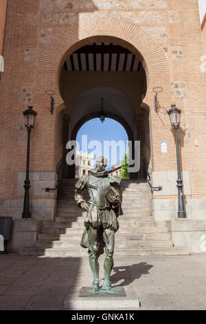 Tolède, Espagne - 28 juillet 2016 : statue de l'écrivain Cervantes, situé à côté de l'Arc de la Sangre, arabe porte, Toledo, Espagne Banque D'Images