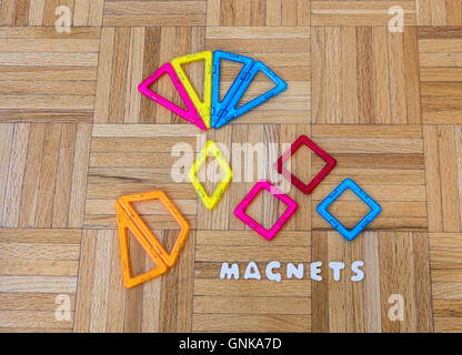 Toy aimants sur un parquet. Banque D'Images