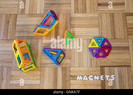 Toy aimants sur un parquet. Banque D'Images