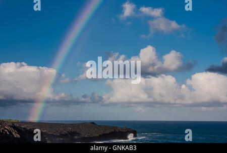 Un arc-en-ciel dans un ciel nuageux au-dessus de l'océan Pacifique vu de Big Island, Hawaii. Banque D'Images