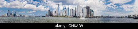 Une grande vue panoramique sur le port de New York. Le quartier financier de Manhattan se trouve dans le centre, Jersey City est à gauche Banque D'Images