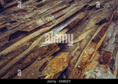 Les strates de roches basaltiques ferrique libre. Rusty rock pattern. Banque D'Images