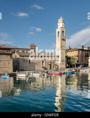 Petit, romantique de port à Lazise sur le lac de Garde, Italie. Banque D'Images