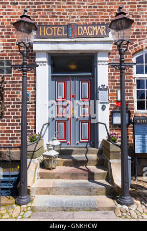 Hôtel Dagmar peint traditionnelle façade porte en Torvets Square dans la ville médiévale de Ribe centre à South Jutland, Danemark Banque D'Images