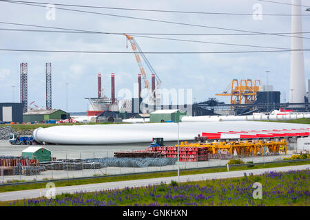 Éoliennes Siemens pour exploiter les énergies renouvelables l'énergie éolienne en construction à Esbjerg en Afrique du Jutland, Danemark Banque D'Images