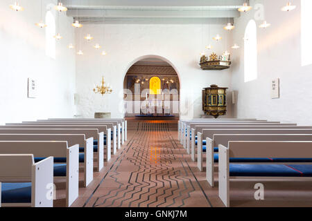 Bancs à Jelling Kirke (Gudstjeneste) célèbre l'architecture moderne, l'église de naissance du christianisme au Danemark Banque D'Images