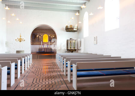 Bancs à Jelling Kirke (Gudstjeneste) célèbre l'architecture moderne, l'église de naissance du christianisme au Danemark Banque D'Images