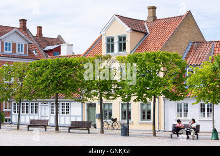 Scène de rue dans la vieille ville à Odense sur l'île de Fionie, au Danemark Banque D'Images