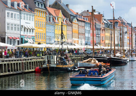 Bateaux à voile au célèbre du 17ème siècle, Nyhavn canal front de mer et de divertissement à Copenhague, Danemark Banque D'Images