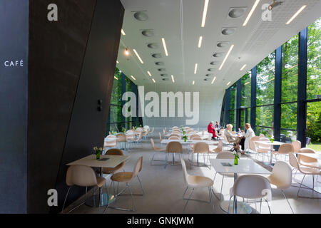 Table et chaises dans un café dans le bâtiment conçu par l'architecte Zaha Hadid à l'Architecture Design Art Ordrupgaard Museum au Danemark Banque D'Images