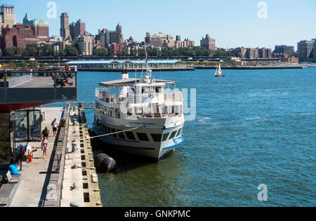 East River ferry accoste au quai 15 du port maritime de South Street à New York Banque D'Images
