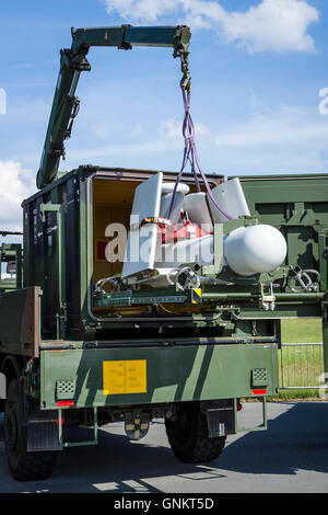 Un drone (UAV) avec des caractéristiques de furtivité Rheinmetall KZO dans la position de transport. L'armée allemande. Banque D'Images