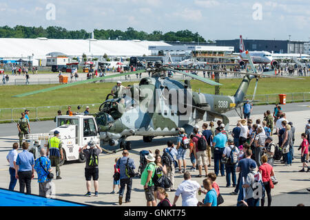 BERLIN, ALLEMAGNE - 03 juin 2016 : hélicoptère d'attaque Mil Mi-24 Hind. Czech Air Force. ILA Berlin Air Show Exhibition 2016 Banque D'Images