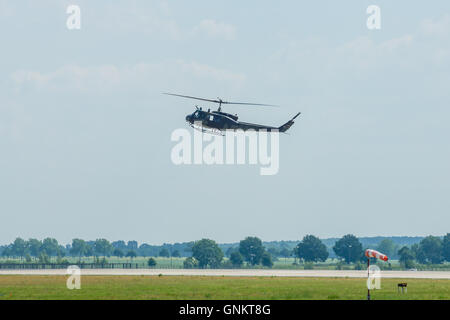 Vol de démonstration de l'hélicoptère Bell UH-1 Iroquois. L'Armée allemande Banque D'Images