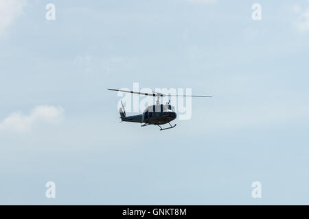 Vol de démonstration de l'hélicoptère Bell UH-1 Iroquois. L'Armée allemande Banque D'Images