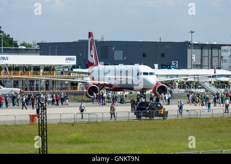 BERLIN, ALLEMAGNE - 03 juin, 2016 à fuselage étroit : avion de ligne Airbus A321-211. Airberlin. ILA Berlin Air Show Exhibition 2016 Banque D'Images