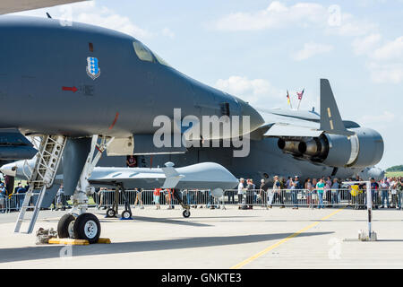 Aéronefs militaires Rockwell B-1B Lancer et Boeing C-17 Globemaster III. US Air Force. Banque D'Images