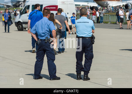 Le représentant de la police et de la gendarmerie sur l'aérodrome. Assurer l'ordre public. Banque D'Images