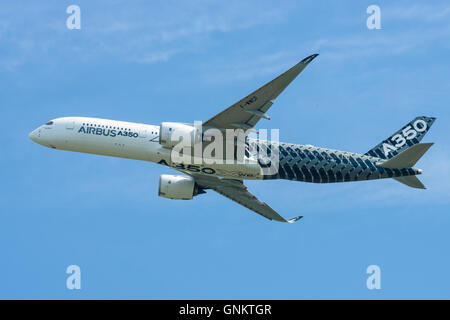 BERLIN, ALLEMAGNE - 03 juin 2016 : vol de démonstration l'Airbus A350 XWB. ILA Berlin Air Show Exhibition 2016 Banque D'Images