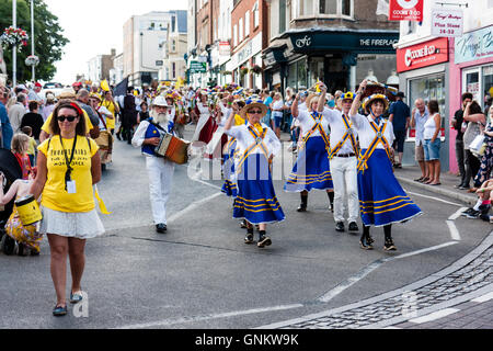 Festival de la semaine folklorique de Broadstairs. Parade. Alive and kicking côté danse avec Morris Morris homme jouant de l'accordéon comme ils le long le long de la rue ville mars. Banque D'Images