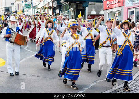 Festival de la semaine folklorique de Broadstairs. Parade. Alive and kicking côté danse avec Morris Morris homme jouant de l'accordéon comme ils le long le long de la rue ville mars. Banque D'Images