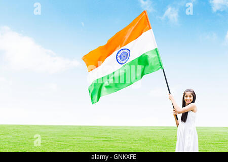 1 adolescents indiens Girl Independence Day Park satnding holding flag Fluttering Banque D'Images