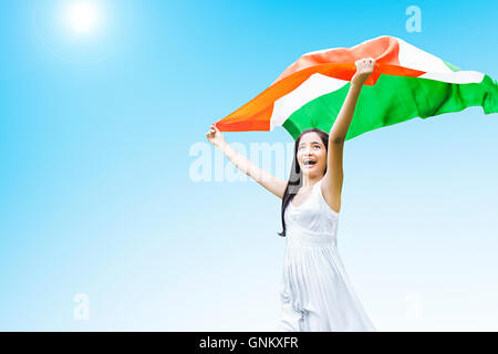 1 adolescents indiens Girl Date de l'indépendance Drapeau Holding voletant Banque D'Images